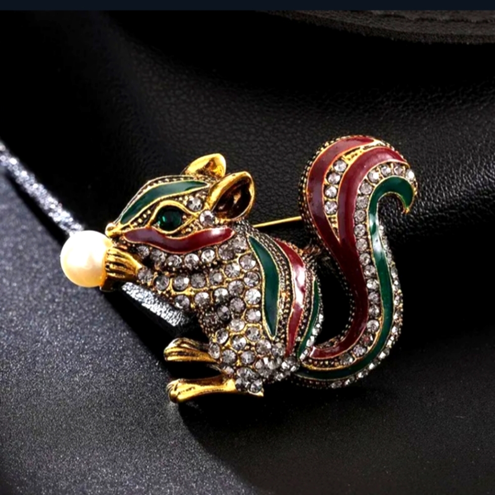 Adorable Squirrel Brooch/Pendant